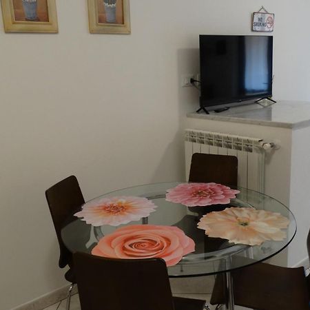Rose Apartment Luni المظهر الخارجي الصورة